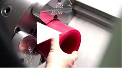 Das Video zeigt die Fertigung einer Dichtung durch Zerspanen von Halbzeugen auf einer CNC-gesteuerten Drehmaschine